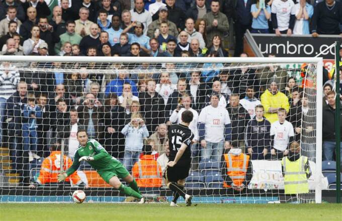 Robbie Keane slots home his penalty against former team-mate Paul Robinson