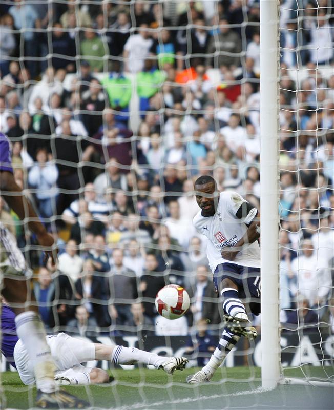 Darren Bent scores for Tottenham Hotspur against Newcastle United, April 2009