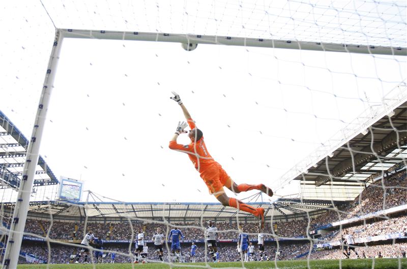 Heurelho Gomes in action for Spurs against Chelsea, April 2011